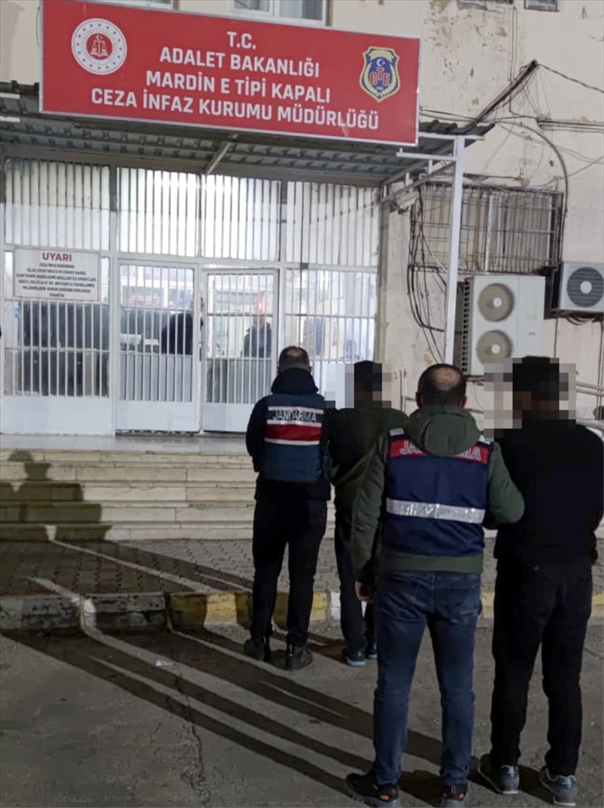 Mardin\'de silahlı terör örgütü üyeliğinden aranan 2 kardeş tutuklandı