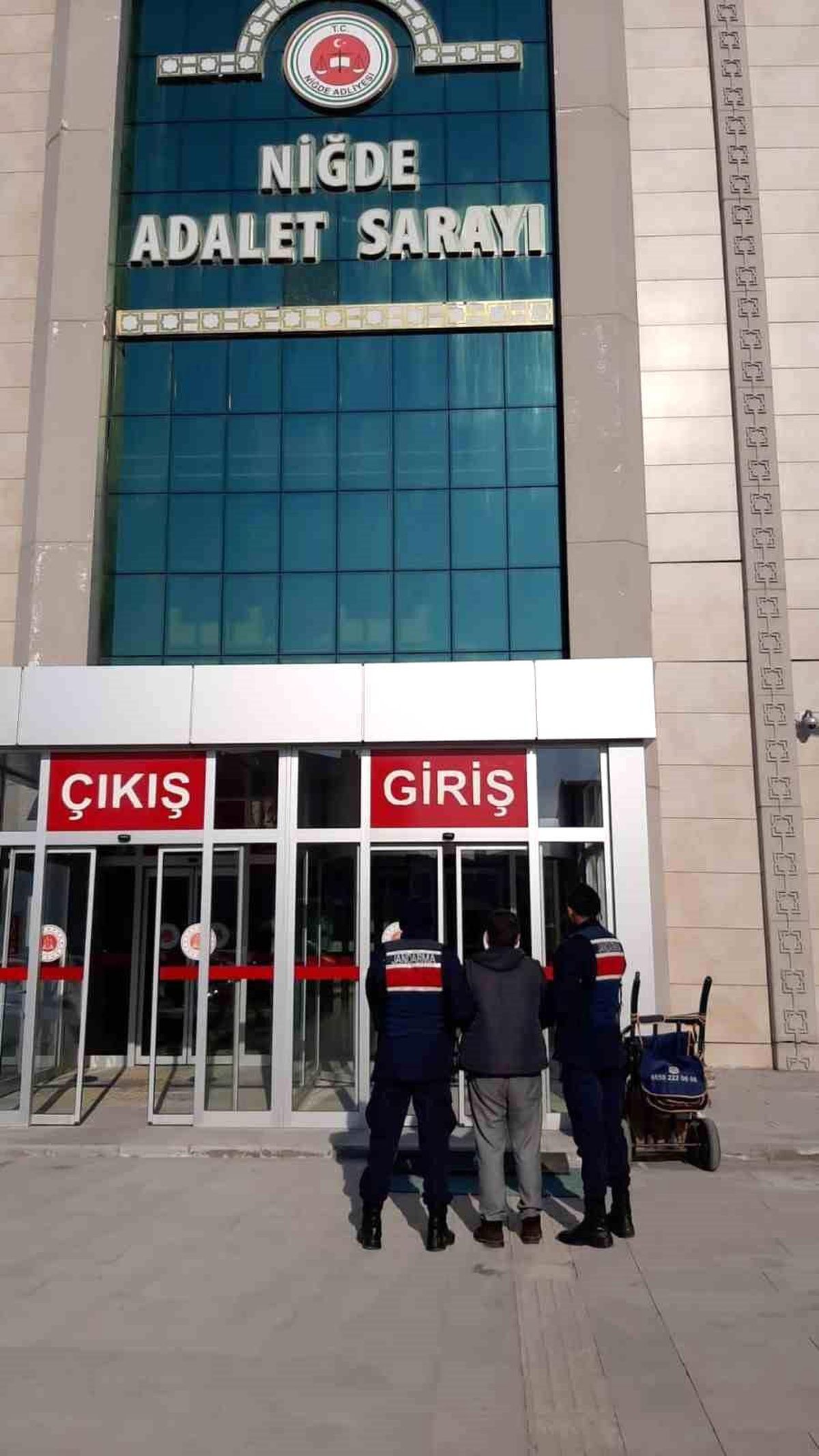 Niğde İl Jandarma Komutanlığı\'ndan nitelikli suçlardan aranan şahıslara operasyon