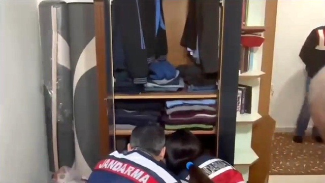 FETÖ üyesi firari kadın gizli bölmede yakalandı FETÖ üyesi firari kadın gizli bölmede yakalandı