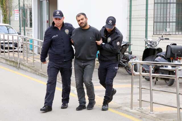 Ruhsatsız tabancasını atıp, kaçtı! Kendisini yakalayan polisin parmağını kırdı Ruhsatsız tabancasını atıp, kaçtı! Kendisini yakalayan polisin parmağını kırdı