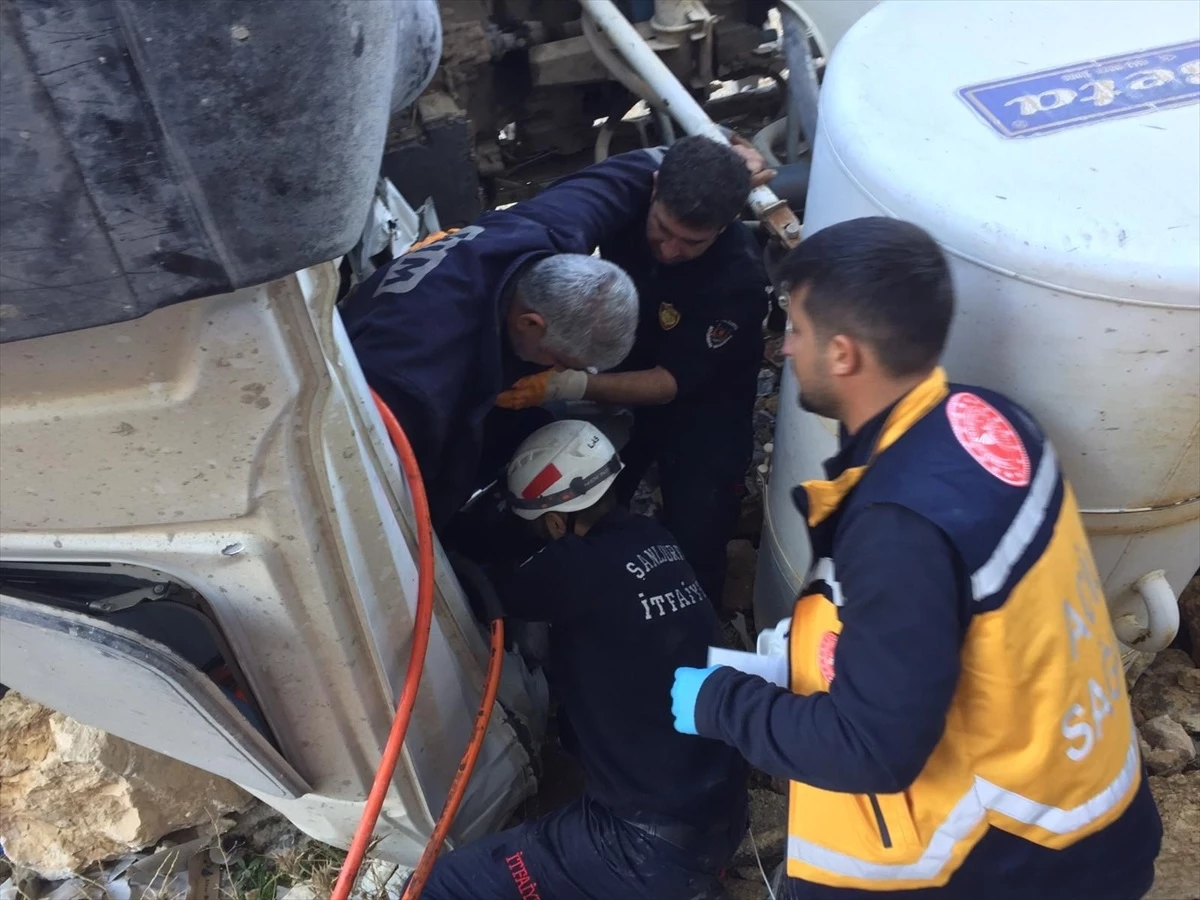 Şanlıurfa\'da şarampole devrilen beton mikserinin sürücüsü yaralandı