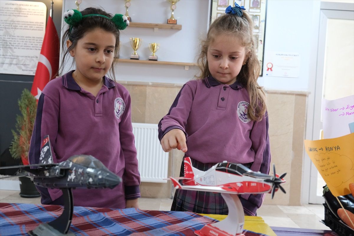 Şarkışla\'da öğrencilere hava araçları maketlerle tanıtıldı
