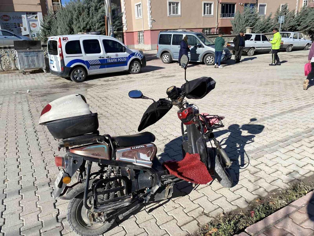 Konya\'da motorlu kurye kaza geçirdi