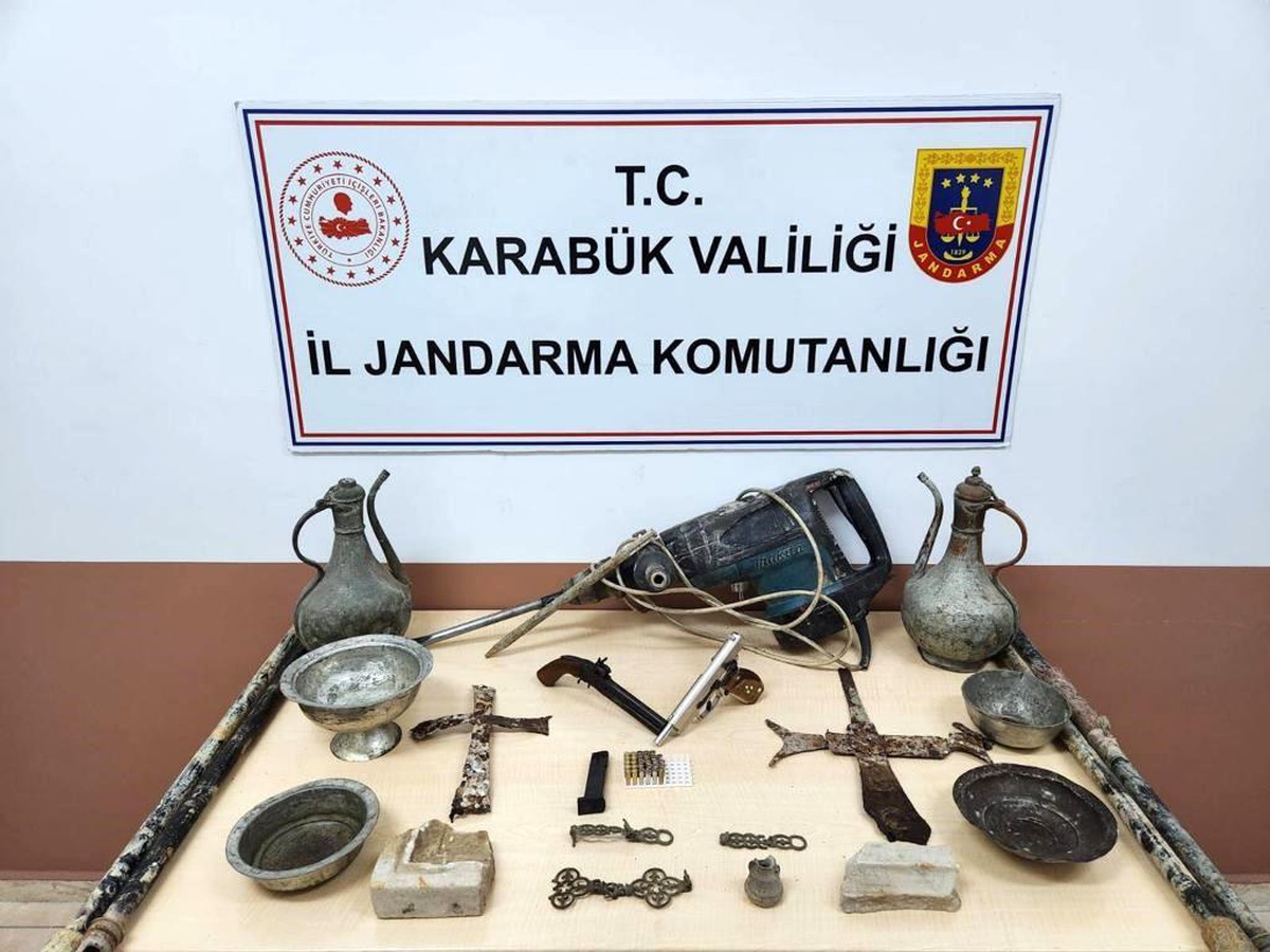 Safranbolu\'da kaçak kazı operasyonunda Osmanlı döneminden kalma tabanca ve tarihi objeler ele geçirildi