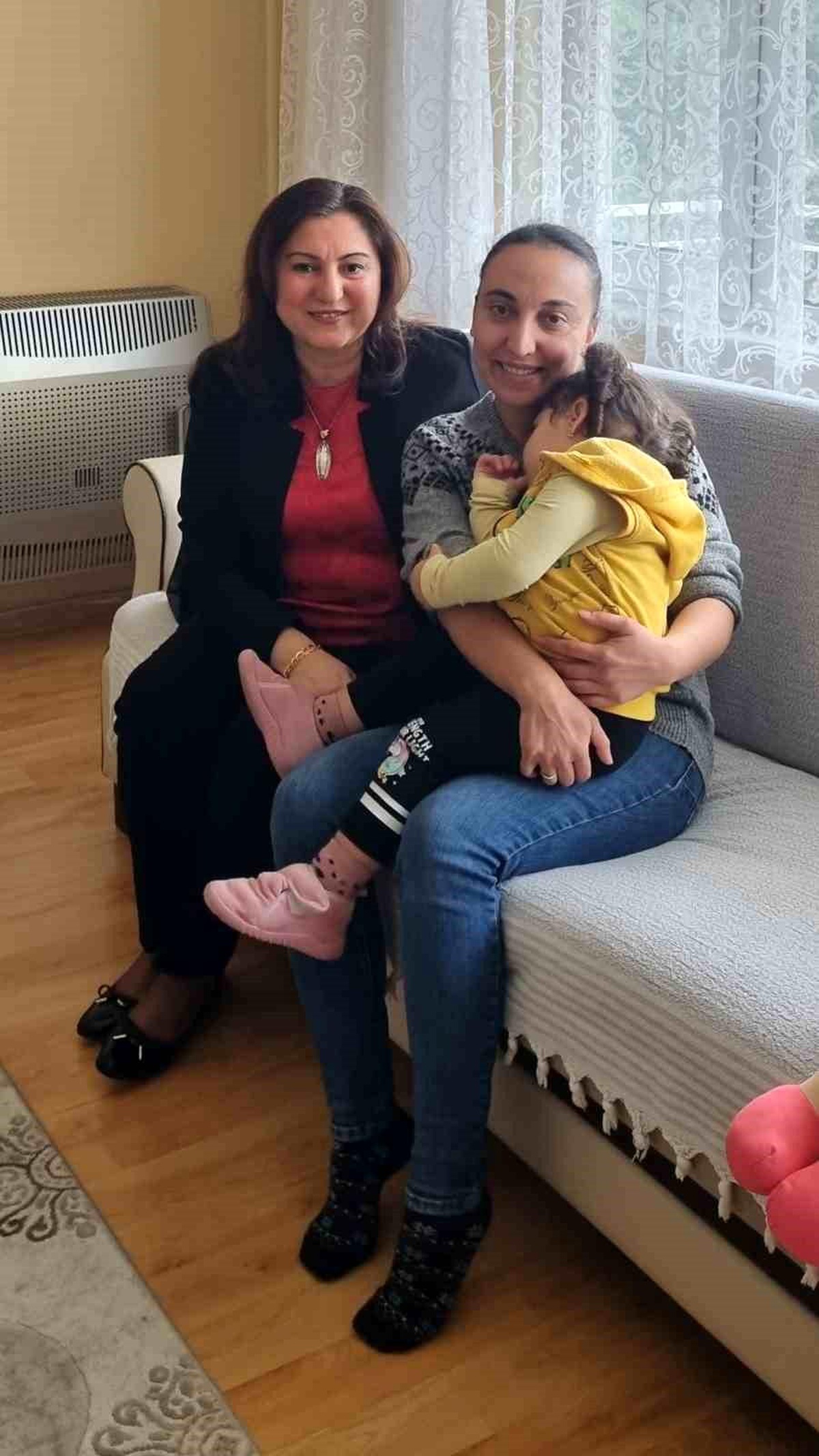 Manisa Valisi Enver Ünlü\'nün eşi Sema Ünlü, koruyucu aileye misafir oldu