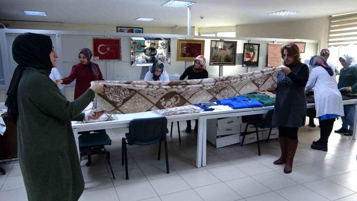 Van Olgunlaşma Enstitüsü, Gazze\'deki kadın ve çocuklar için giysi ve battaniye üretiyor