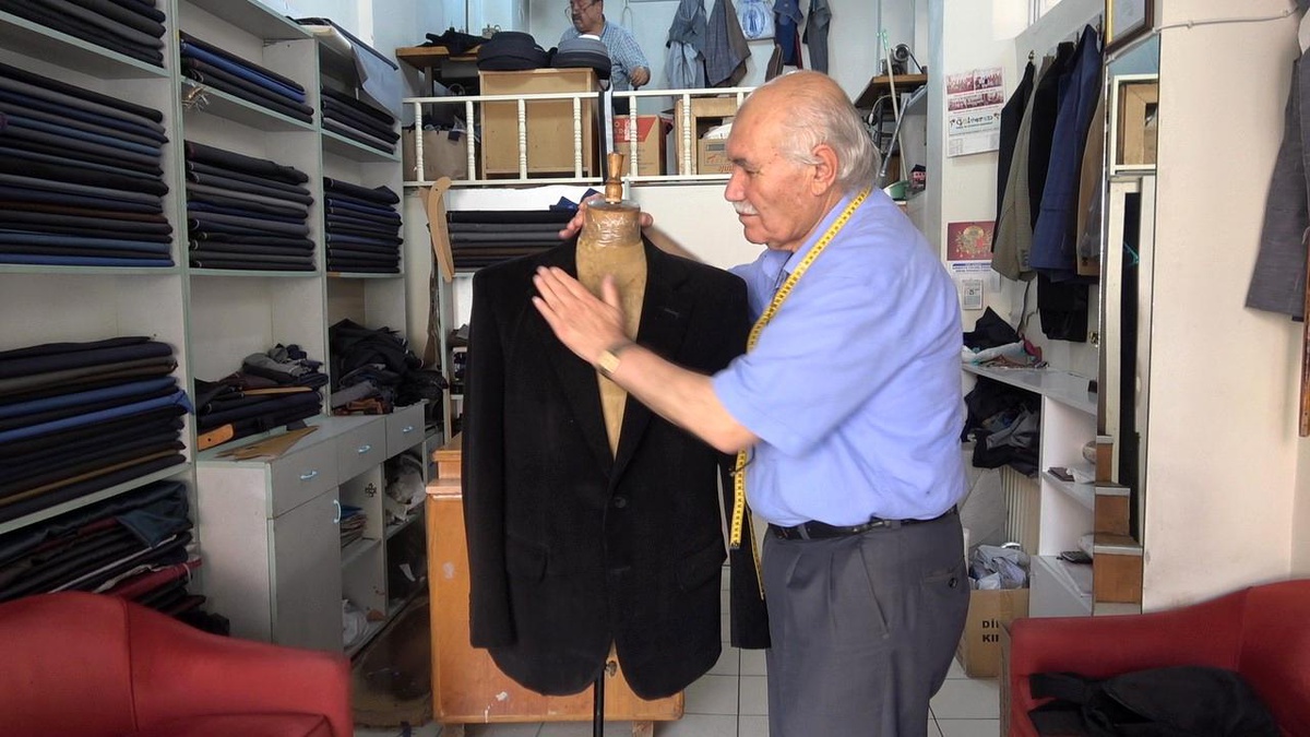 68 yaşındaki terzi Arif Bayrak\'ın el emeği kıyafetleri yurtdışında büyük ilgi görüyor