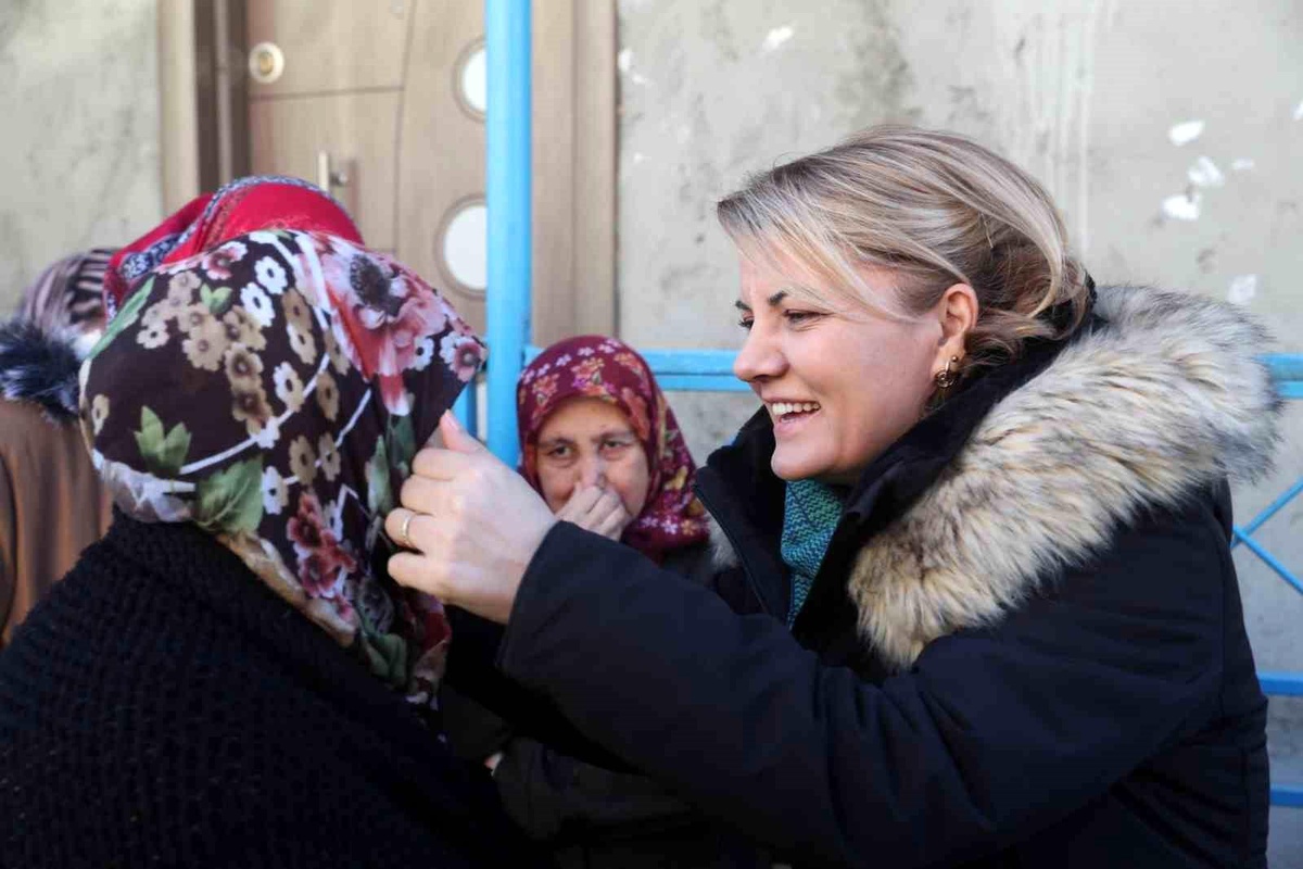 İzmit Belediyesi Yazıcıoğlu Sokak\'ta Asfalt Serimi Yaptı