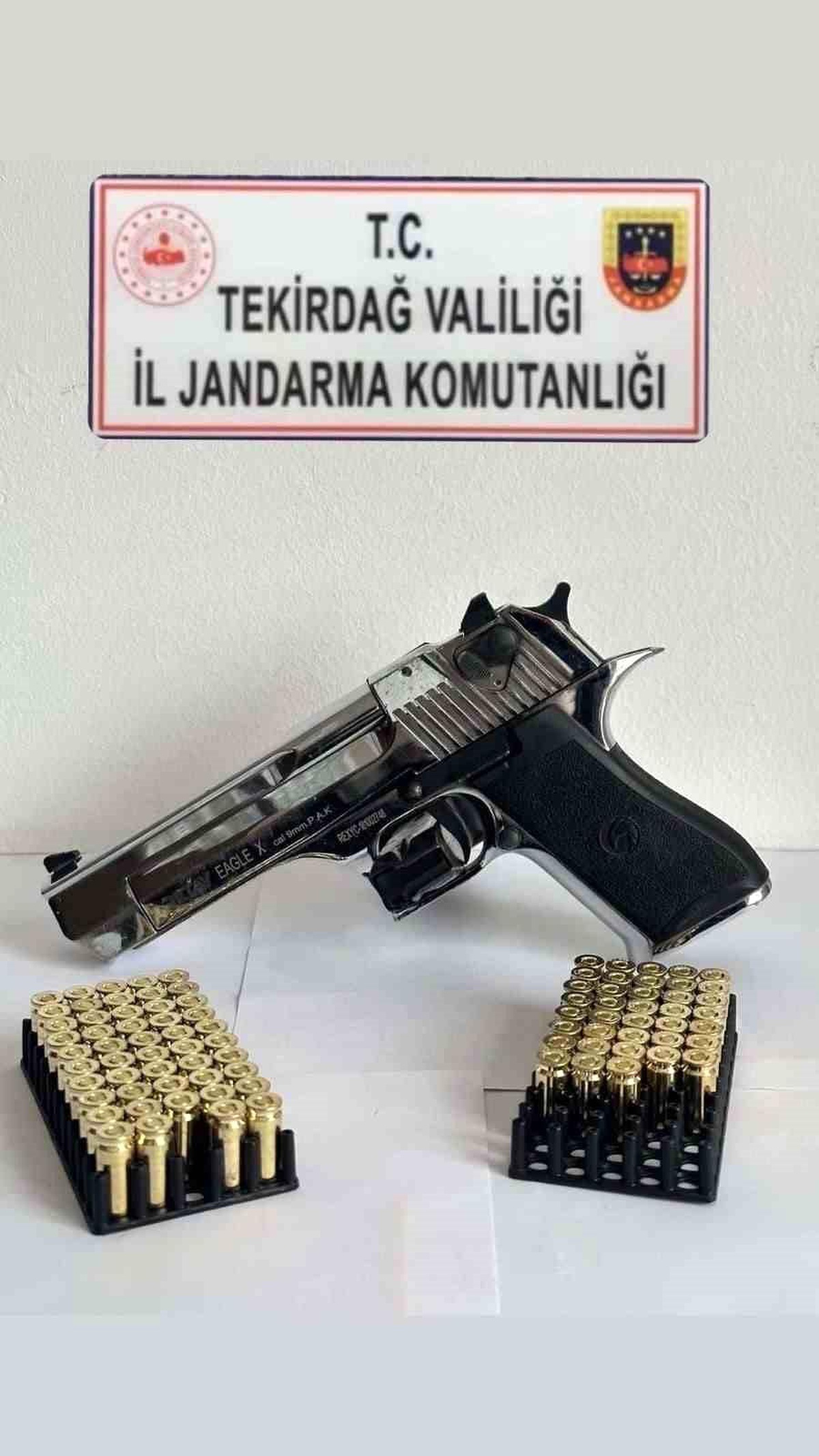Tekirdağ\'da jandarma ekipleri silah ve uyuşturucu ele geçirdi