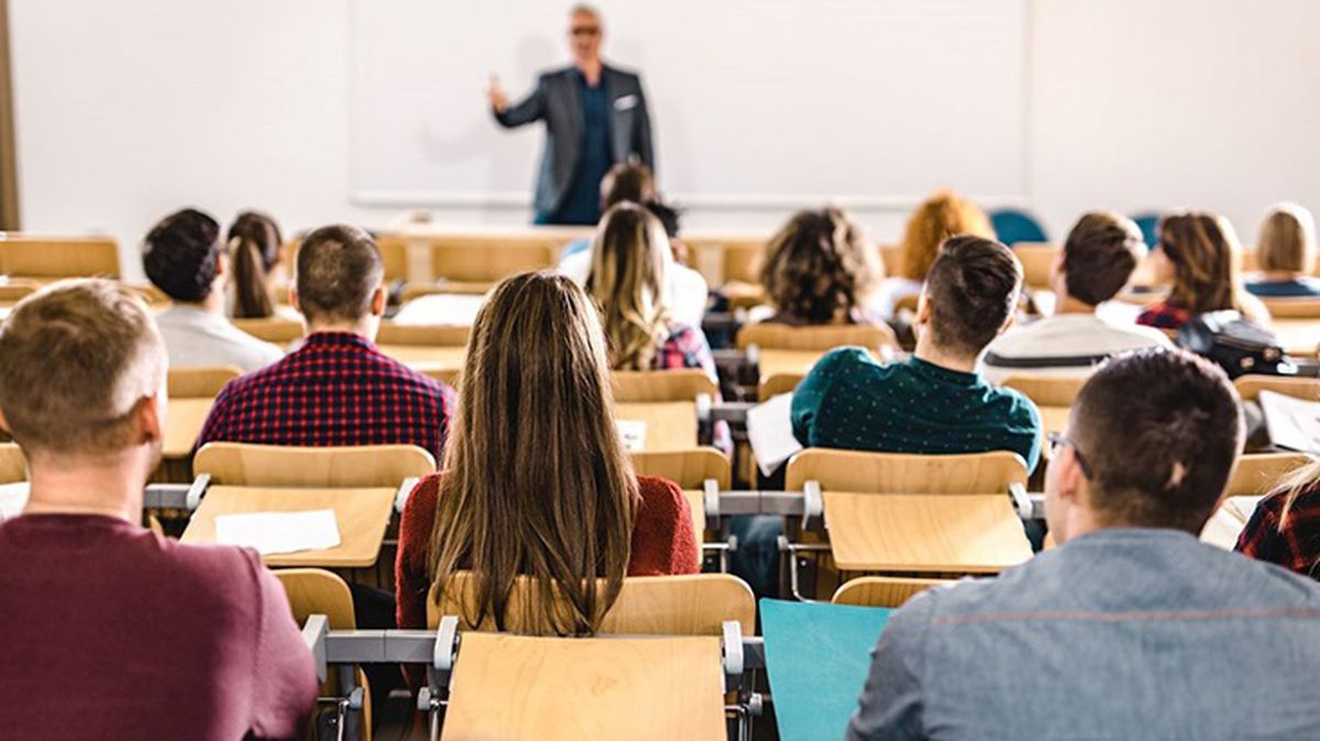 ABD\'de bir öğretmen, İsrail bayrağından rahatsız olan öğrencisini başını kesmekle tehdit etti