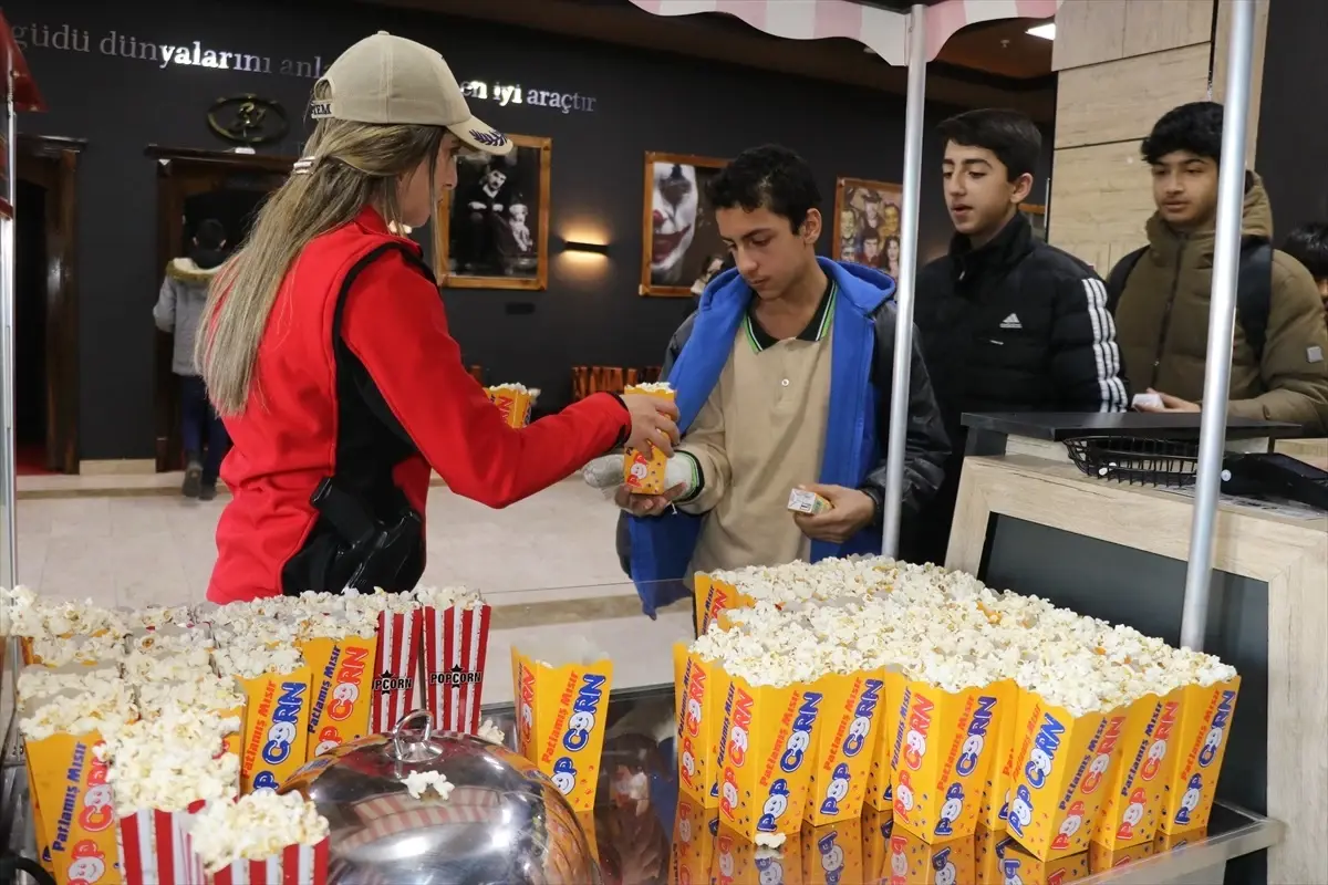 Ağrı\'da öğrenciler "Aybüke: Öğretmen Oldum Ben" filmini izledi