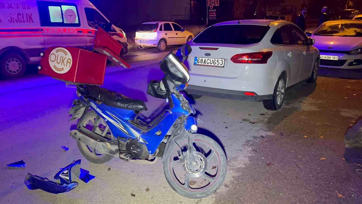 Aksaray\'da otomobil ile motosiklet çarpıştı, kurye yaralandı