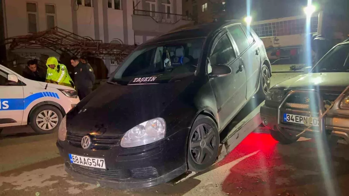 Aksaray\'da drift atan sürücü polisten kaçamayınca aracı bırakıp kaçtı