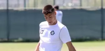 Altay'ın genç stoperi Efe Sarıkaya'nın sözleşme uzatmaya yanaşmadığı belirtildi