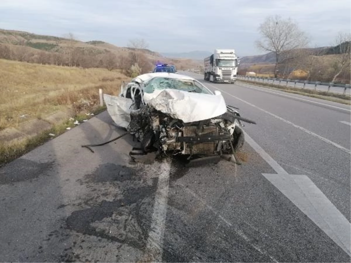 Amasya\'da öğrenci servisi ile otomobil çarpıştı: 5\'i öğrenci 6 kişi yaralandı