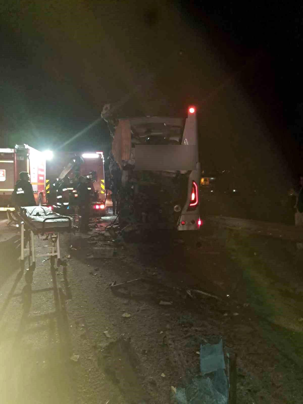 Anadolu Otoyolu Sakarya geçişinde kamyon ve yolcu otobüsünün çarpışması sonucu 5 kişi yaralandı