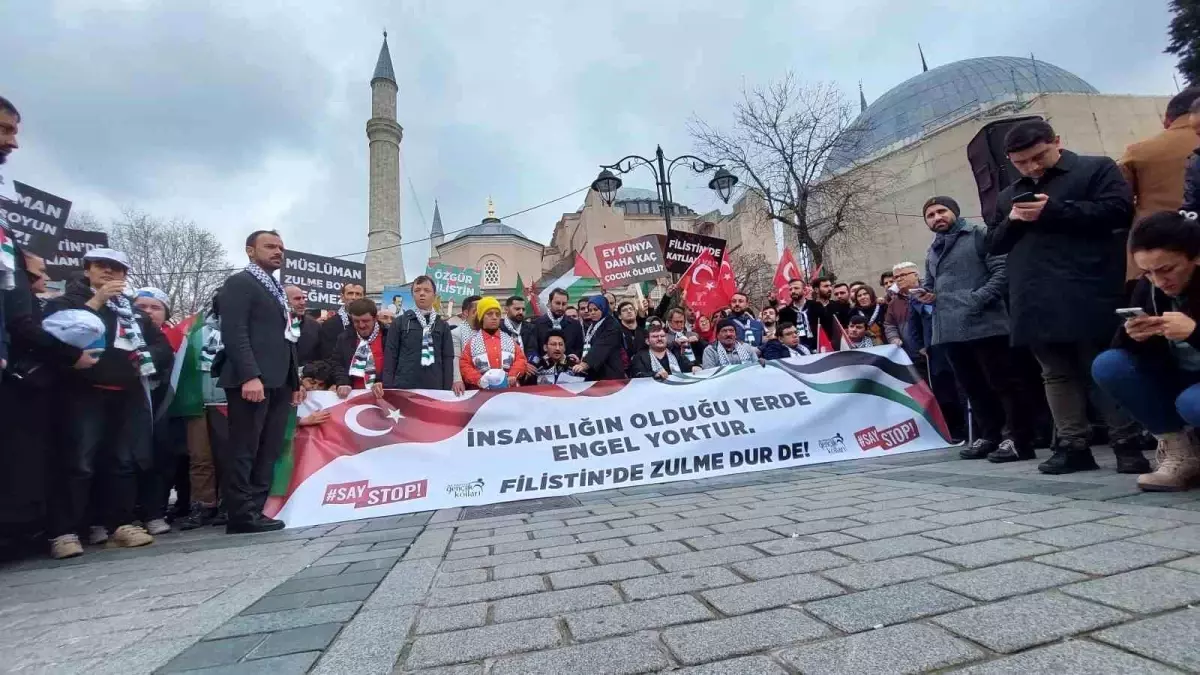 Ayasofya Camii önünde Filistinliler için \'SayStop\' eylemi