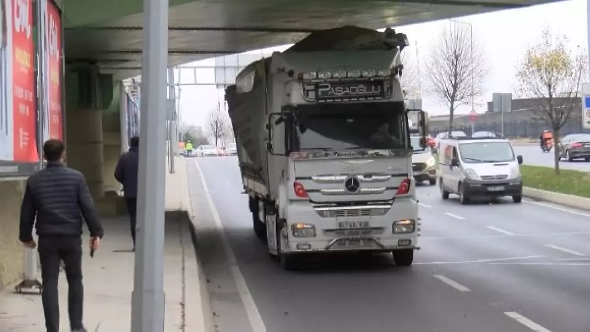 Bakırköy\'de TIR Üst Geçide Çarptı