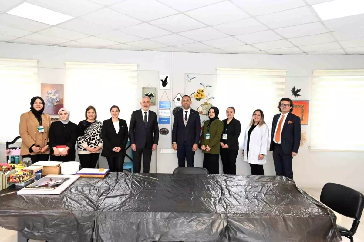 Isparta Belediye Başkanı Şükrü Başdeğirmen, Yeşilay Danışmanlık Merkezini ziyaret etti