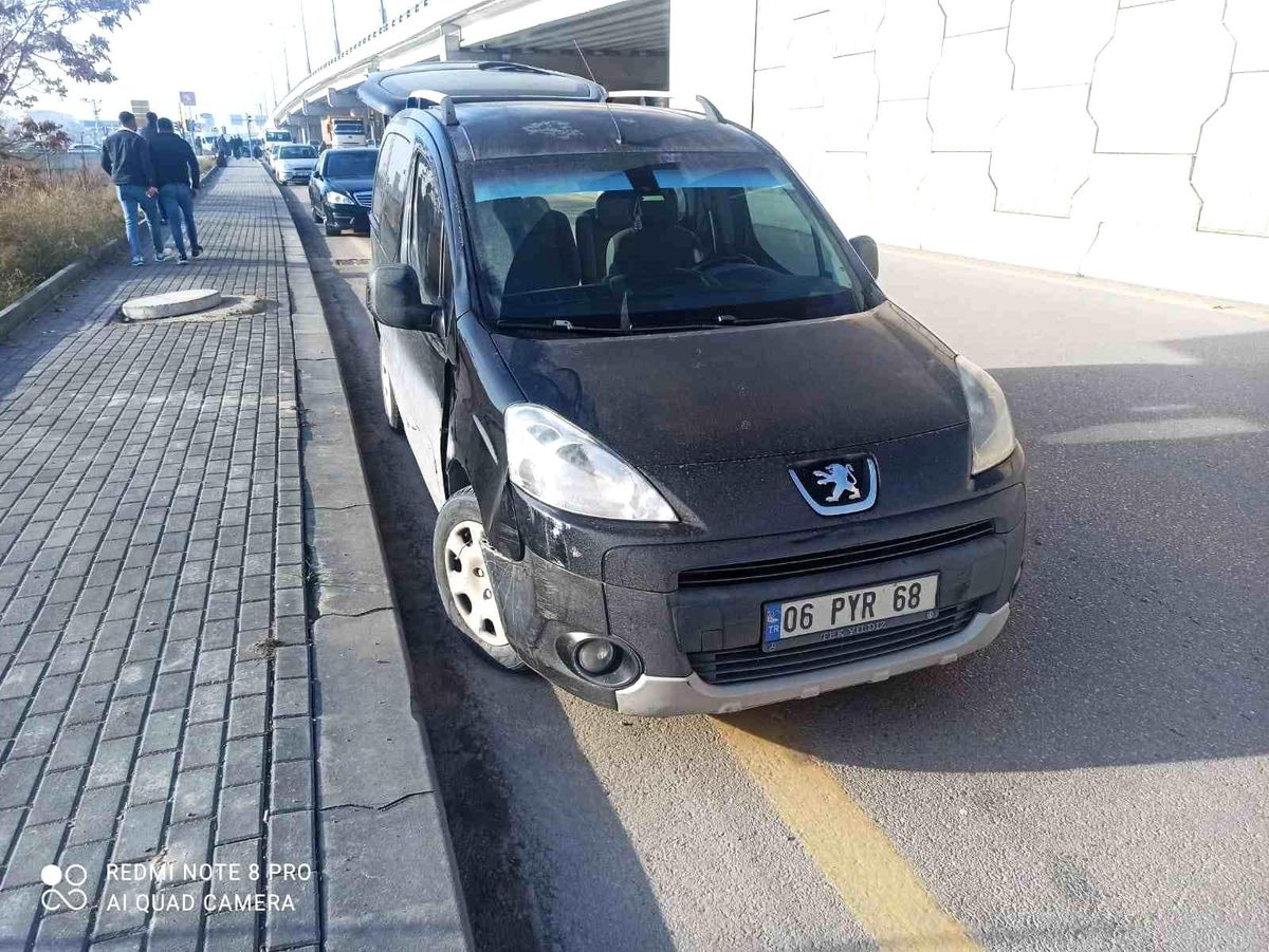 Ankara\'da hafif ticari araç ile motosiklet çarpışması: Motokurye hayatını kaybetti
