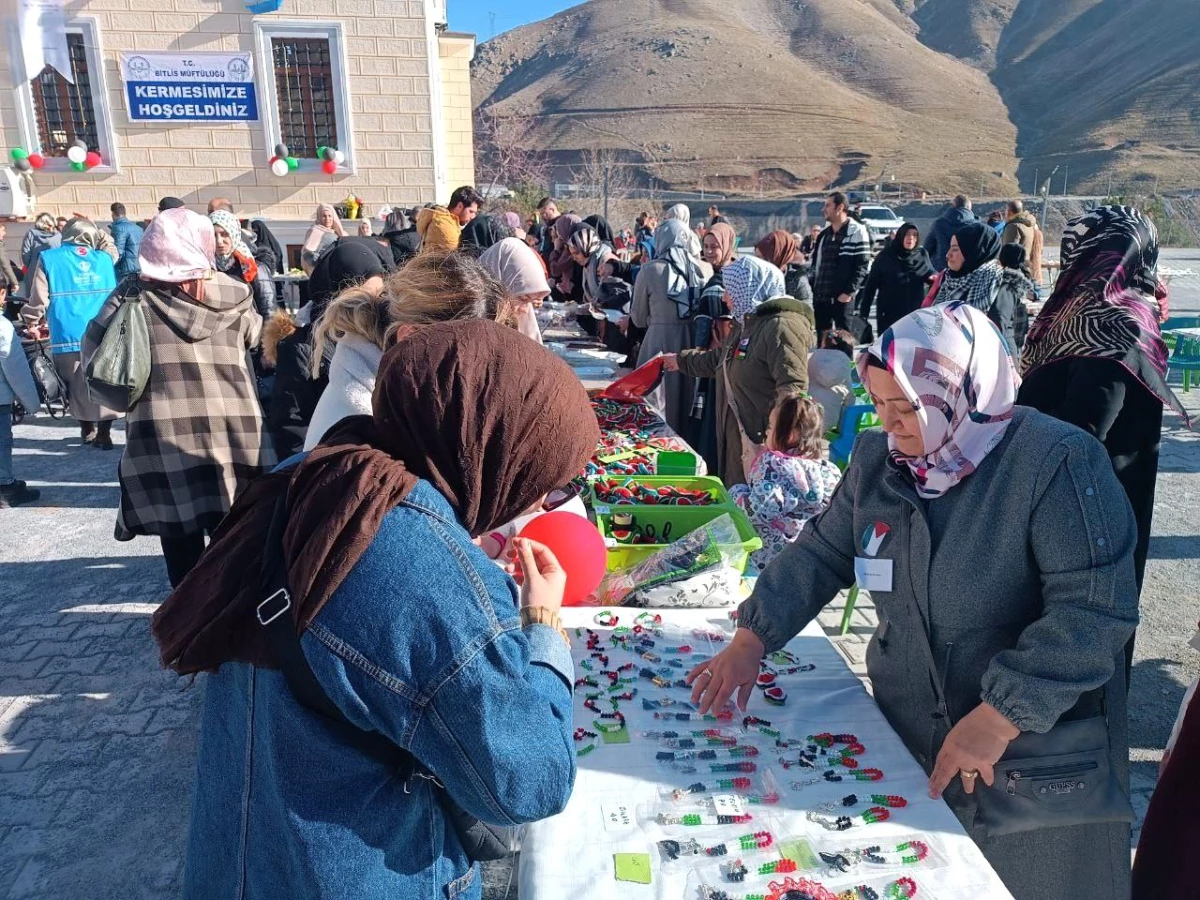 Bitlis Müftülüğü öncülüğünde Filistin halkı için hayır çarşısı açıldı