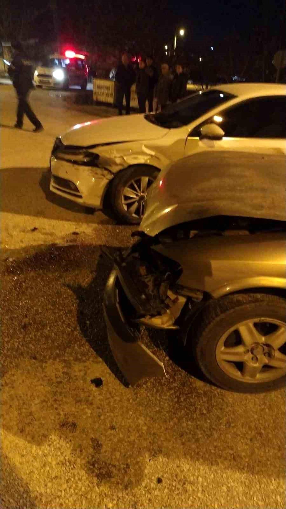 Burdur\'da Otomobil Çarpışması: 2\'si Çocuk 5 Kişi Yaralandı