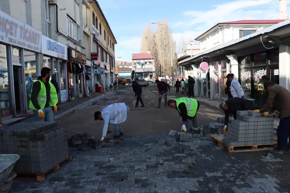 Çaldıran\'da Sokaklara Parke Taşı Döşeme Çalışmaları Devam Ediyor