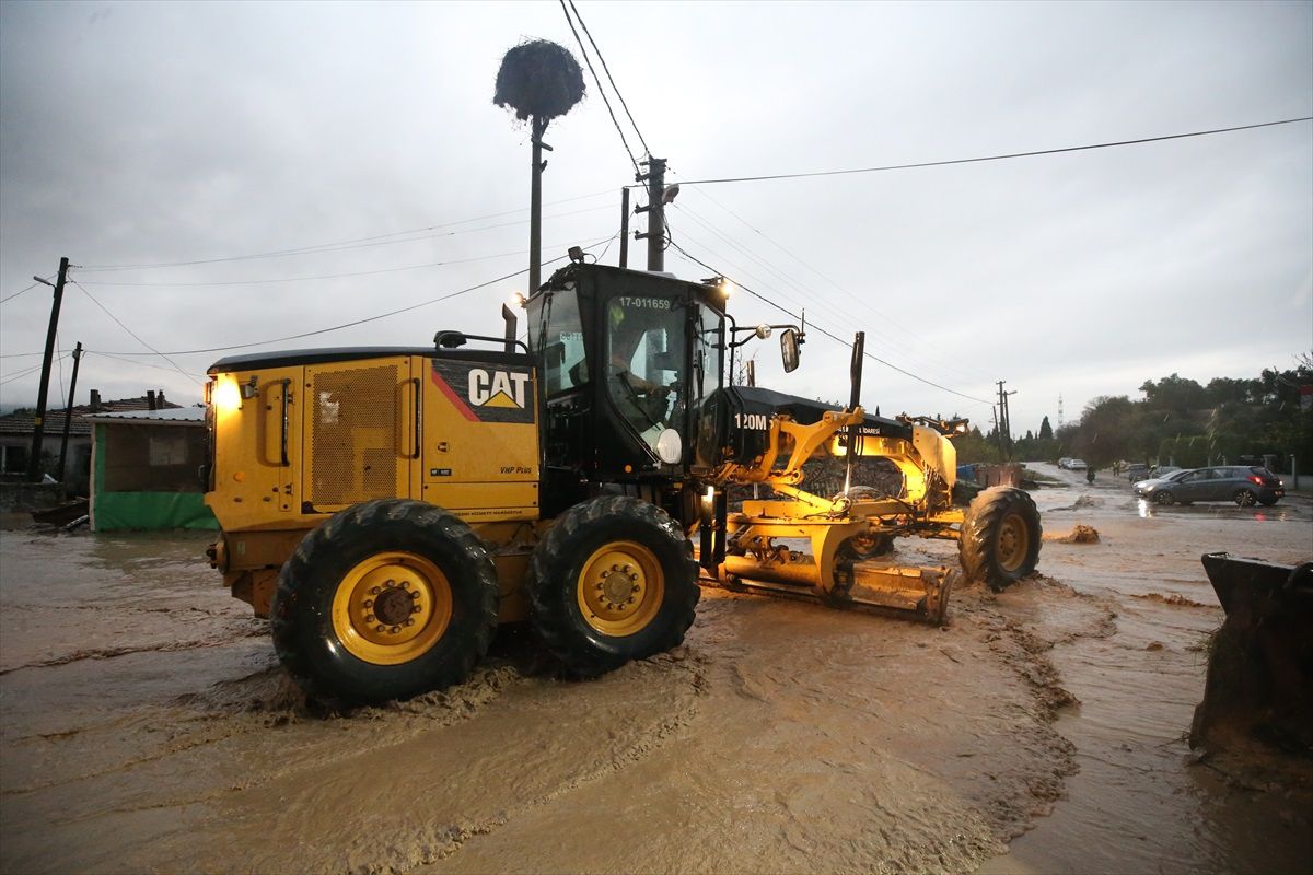 Çanakkale\'de sağanak nedeniyle köy yolu trafiğe kapatıldı