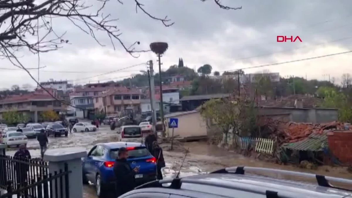 Çanakkale\'de Sağanak Yağış: Otomobil Suya Kapıldı