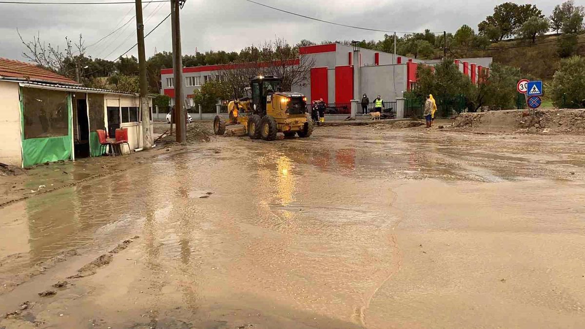 Çanakkale\'de sağanak yağış nedeniyle köy yolu trafiğe kapatıldı