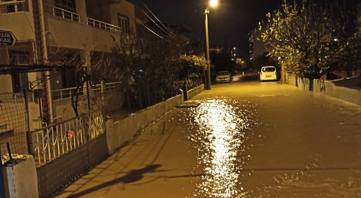 Çanakkale\'de sağanak yağış sonucu bazı cadde ve sokaklar göle döndü
