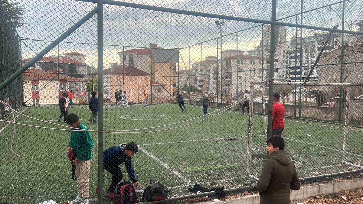 Bilecik\'teki İlkokul Öğrencileri Halı Sahalarının Bakımsızlığından Şikayetçi