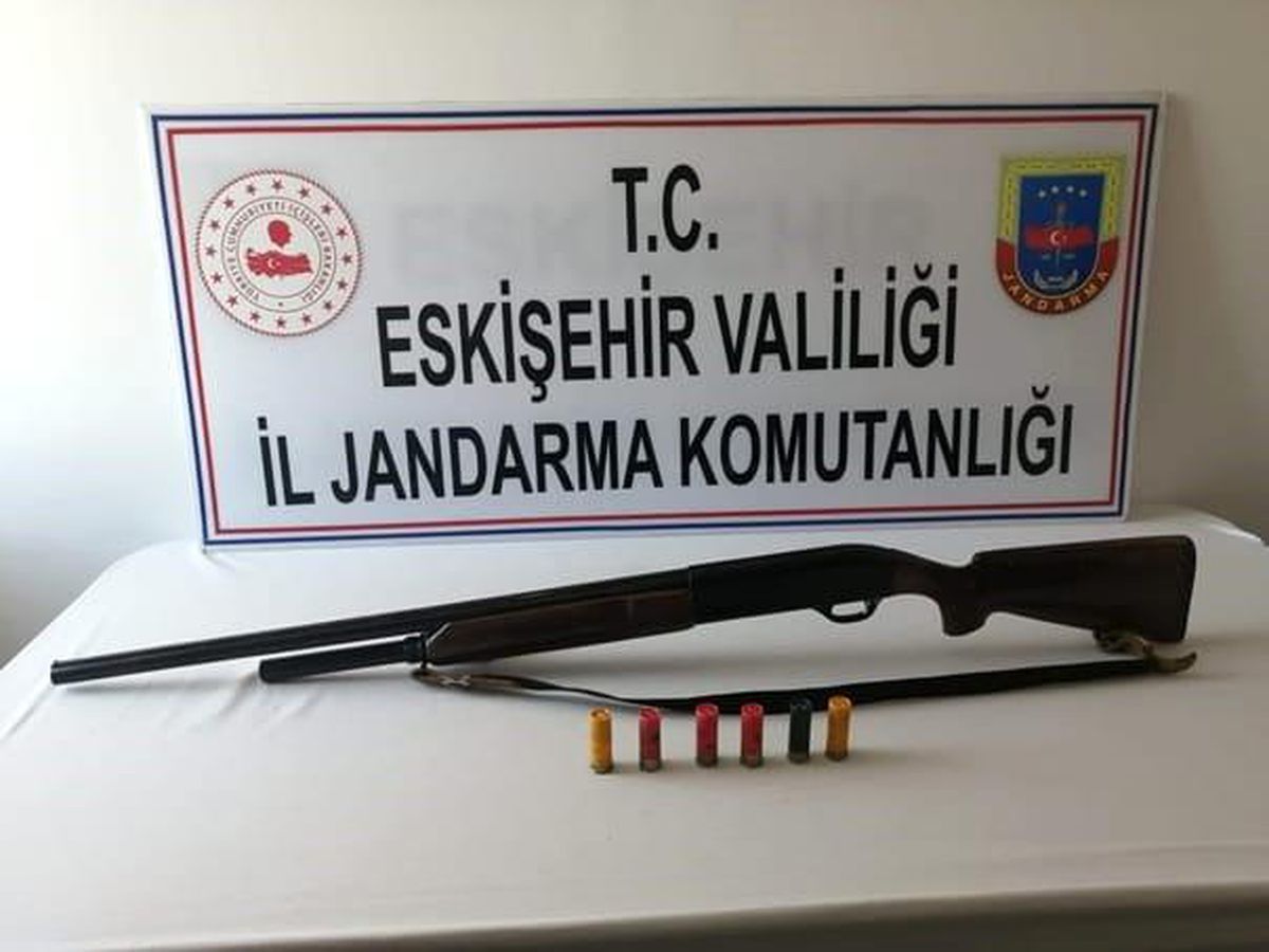 Eskişehir\'de Jandarma Operasyonu: 11 Şüpheli Yakalandı, Silah ve Mermi Ele Geçirildi