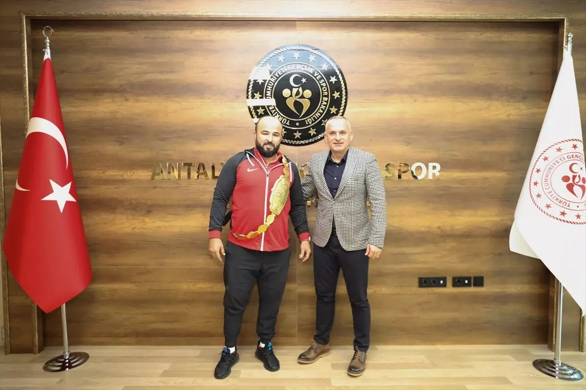 CW Enerji Türkiye Yağlı Güreş Ligi Şampiyonu Orhan Okulu Antalya Gençlik ve Spor İl Müdürü\'nü Ziyaret Etti