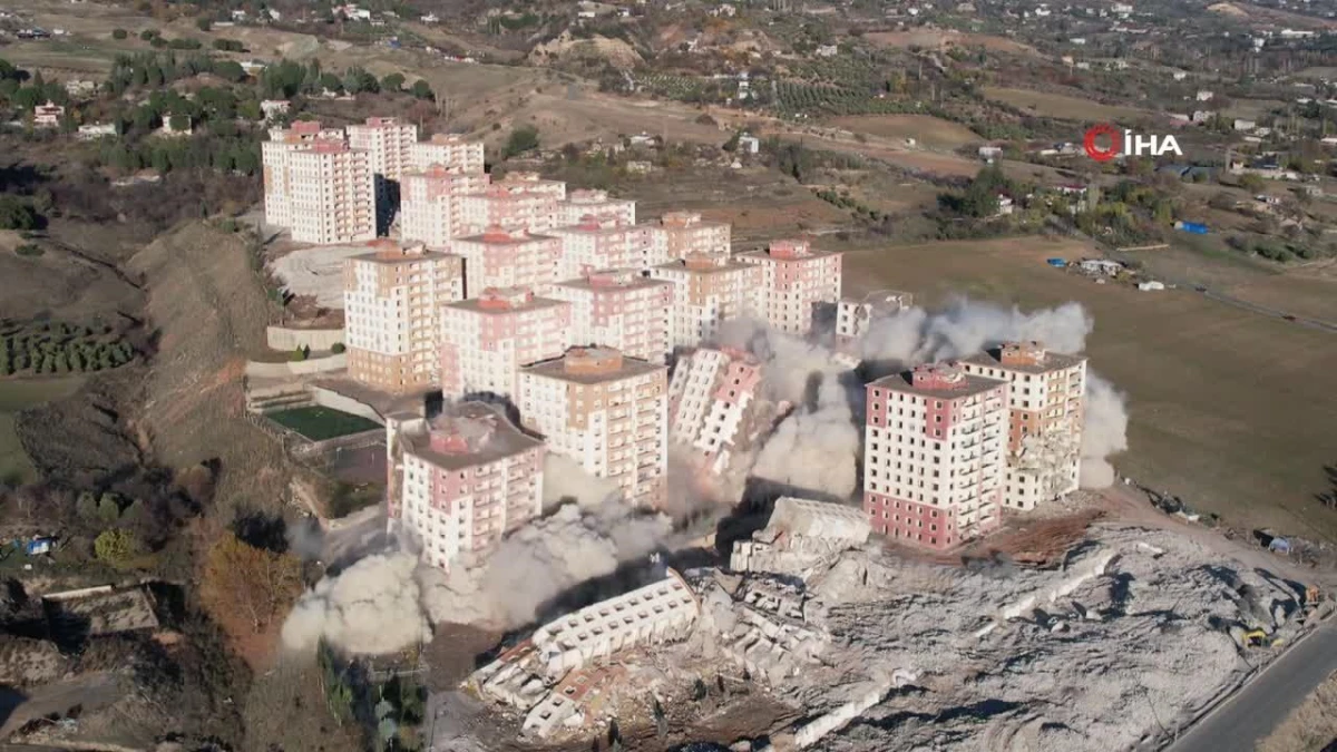 Dinamit ile patlatılan binalar saniyeler içinde böyle yıkıldı