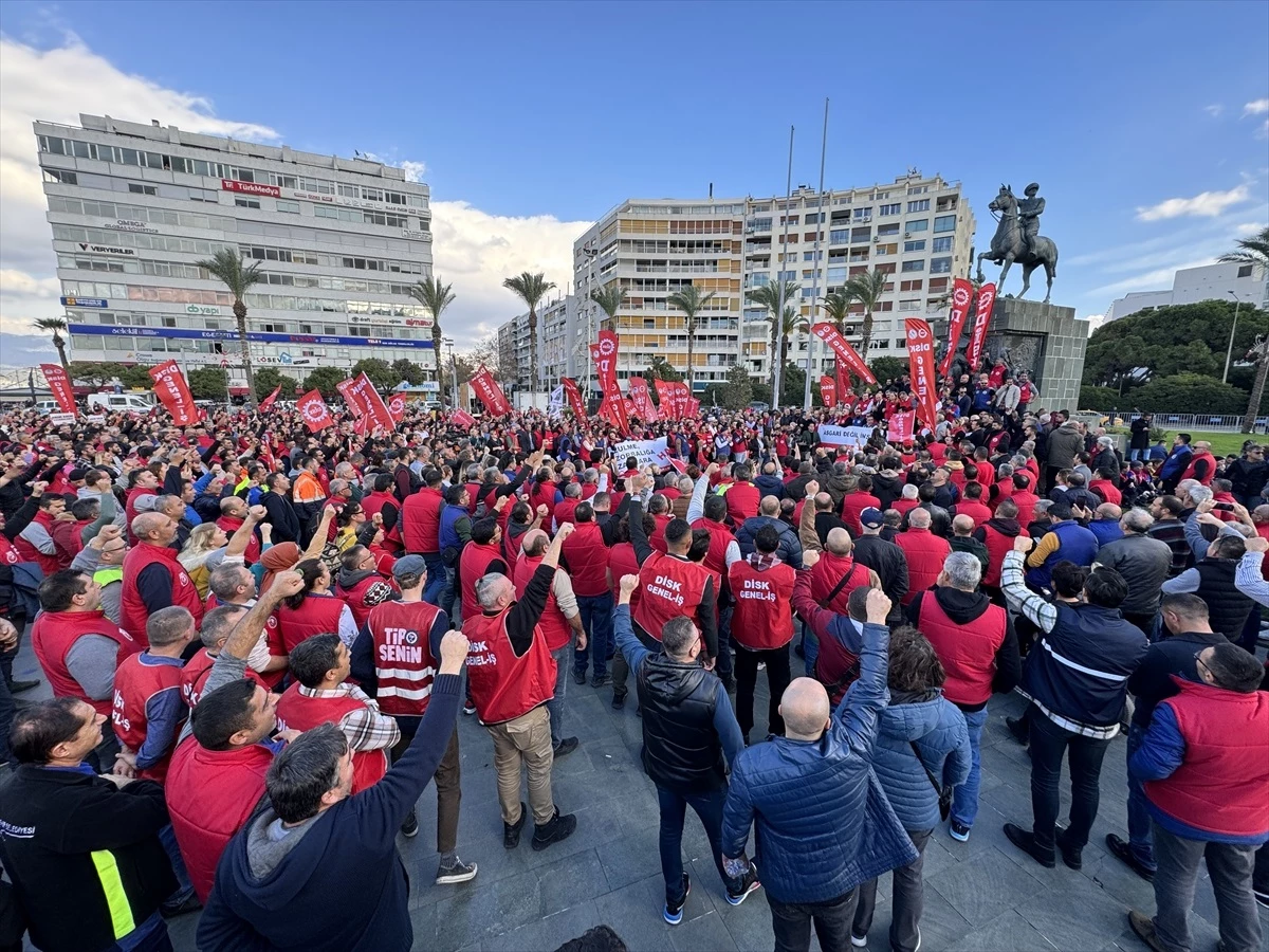 DİSK İzmir\'de "Gelirde adalet vergide adalet" sloganıyla yürüyüş yaptı