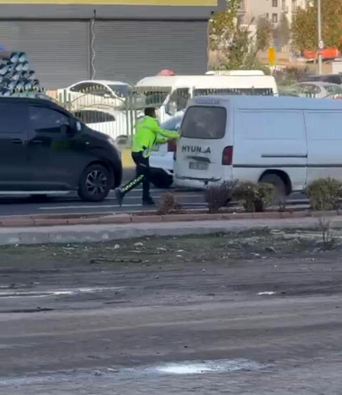 Trafik Polisi Bozulan Aracı İte İte Yardım Etti