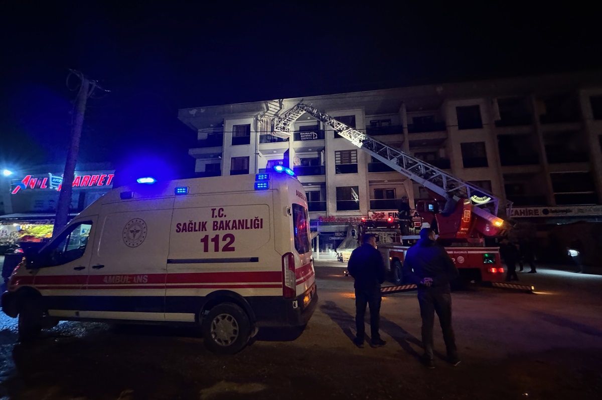 Düzce\'de yangın çıkan apartmanda mahsur kalan 16 kişi balkonlardan tahliye edildi