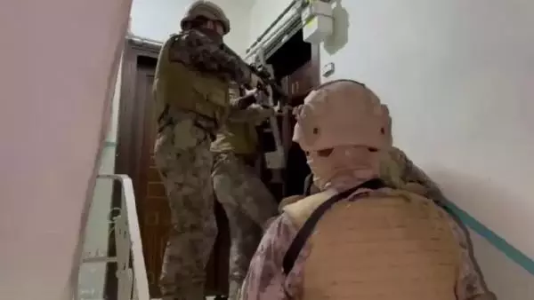 Ece Ronay'ın gözaltına alındığı operasyonun görüntüsü Ece Ronay'ın gözaltına alındığı operasyonun görüntüsü