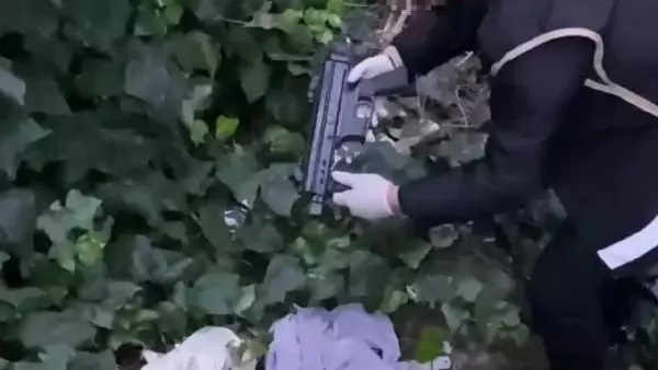 Ece Ronay'ın gözaltına alındığı operasyonun görüntüsü Ece Ronay'ın gözaltına alındığı operasyonun görüntüsü