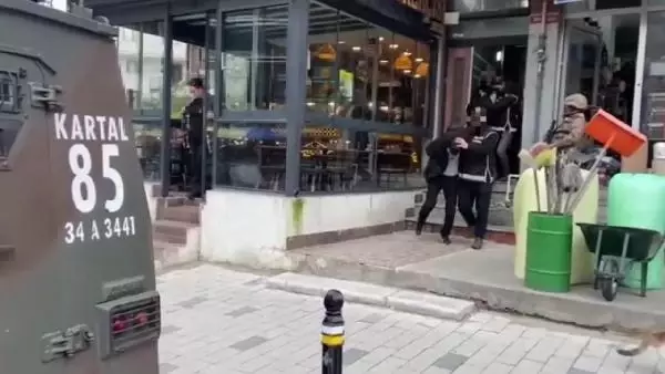 Ece Ronay'ın gözaltına alındığı operasyonun görüntüsü Ece Ronay'ın gözaltına alındığı operasyonun görüntüsü