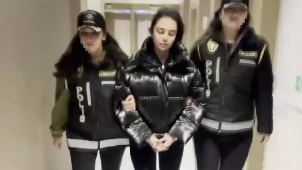 Ece Ronay'ın gözaltına alındığı operasyonun görüntüsü Ece Ronay'ın gözaltına alındığı operasyonun görüntüsü