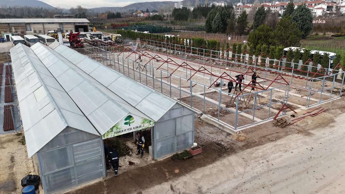Eskişehir Büyükşehir Belediyesi Atık Malzemeleri Geri Dönüştürerek Sera İnşa Ediyor