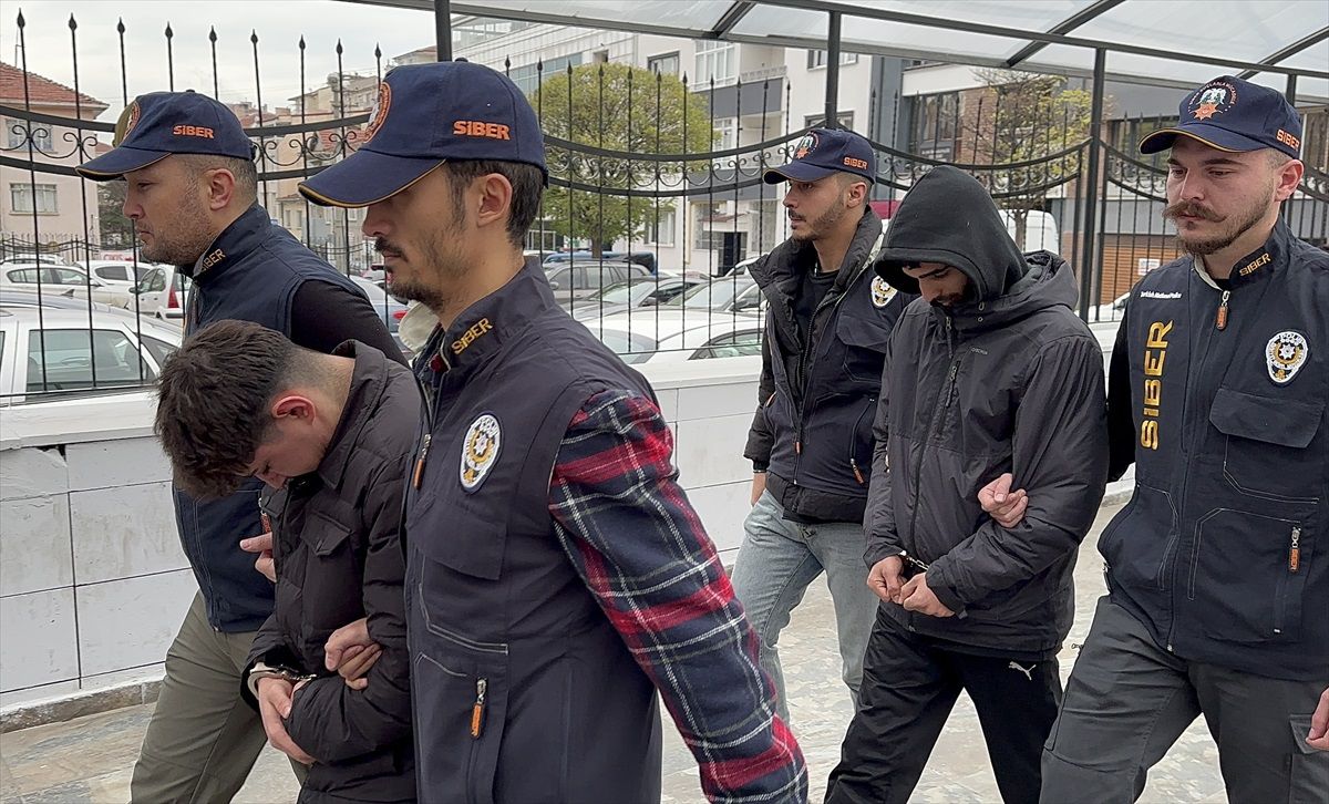 İstanbul\'da kripto para dolandırıcılığı yaptıkları iddiasıyla gözaltına alınan 2 şüpheli Eskişehir\'de tutuklandı
