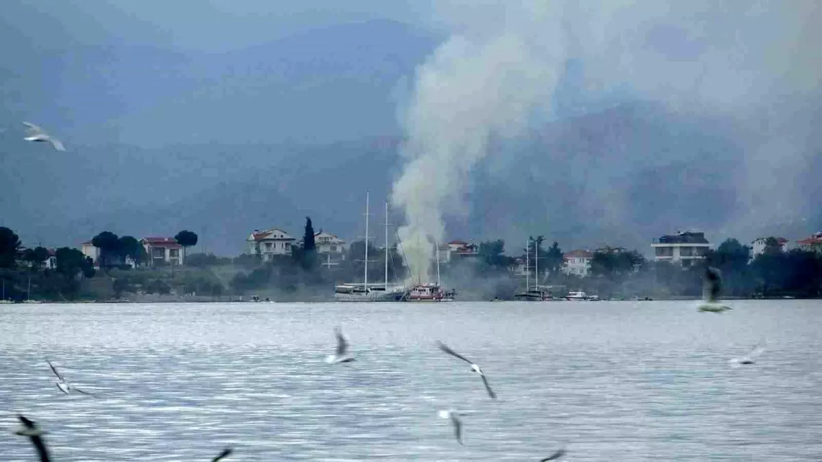 Fethiye\'de gulet teknede çıkan yangın denizden müdahaleyle söndürüldü