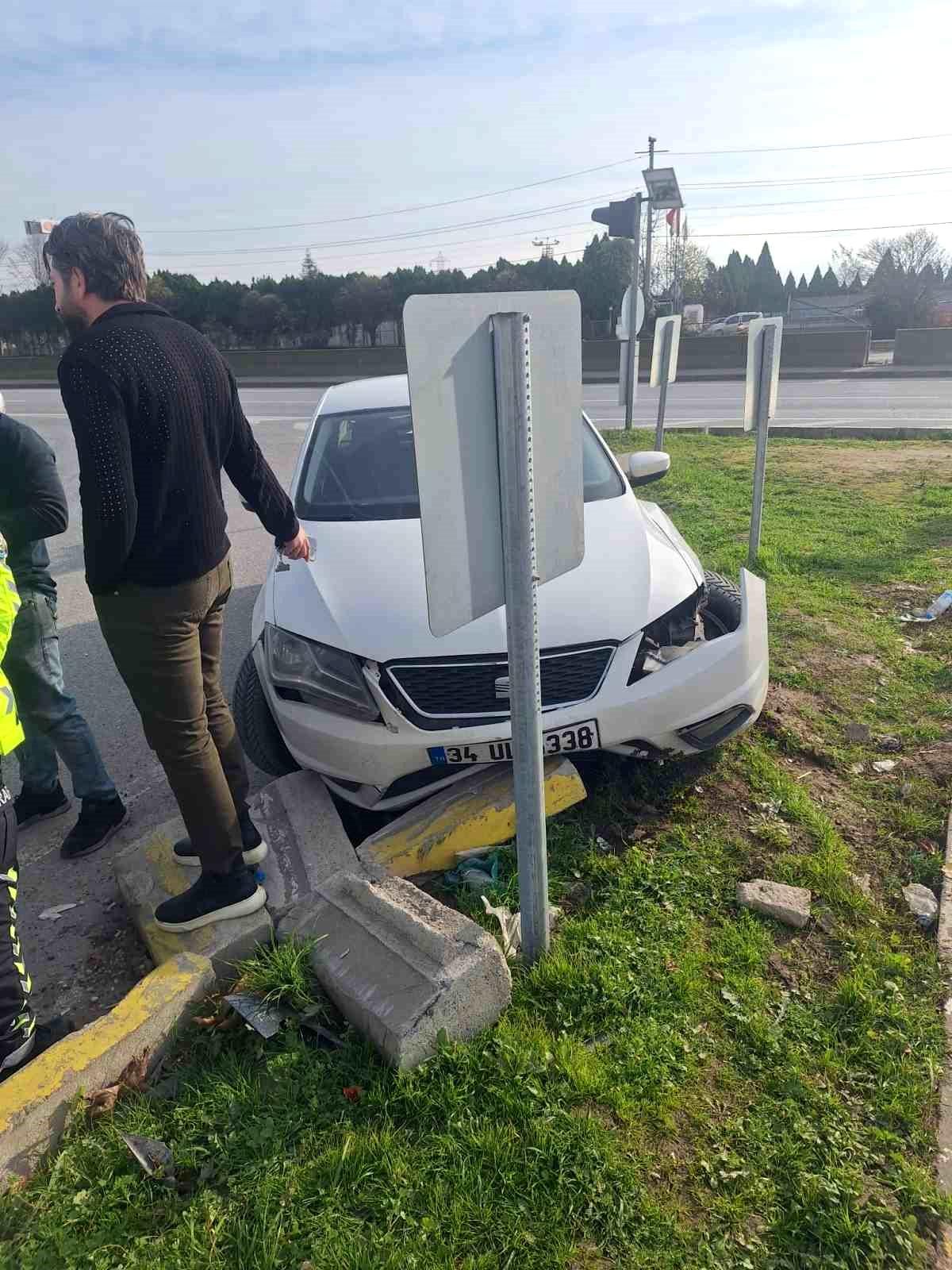 Sakarya\'da Göğsünde Ağrı Hisseden Amcasını Hastaneye Götüren Sürücü Kaza Yaptı