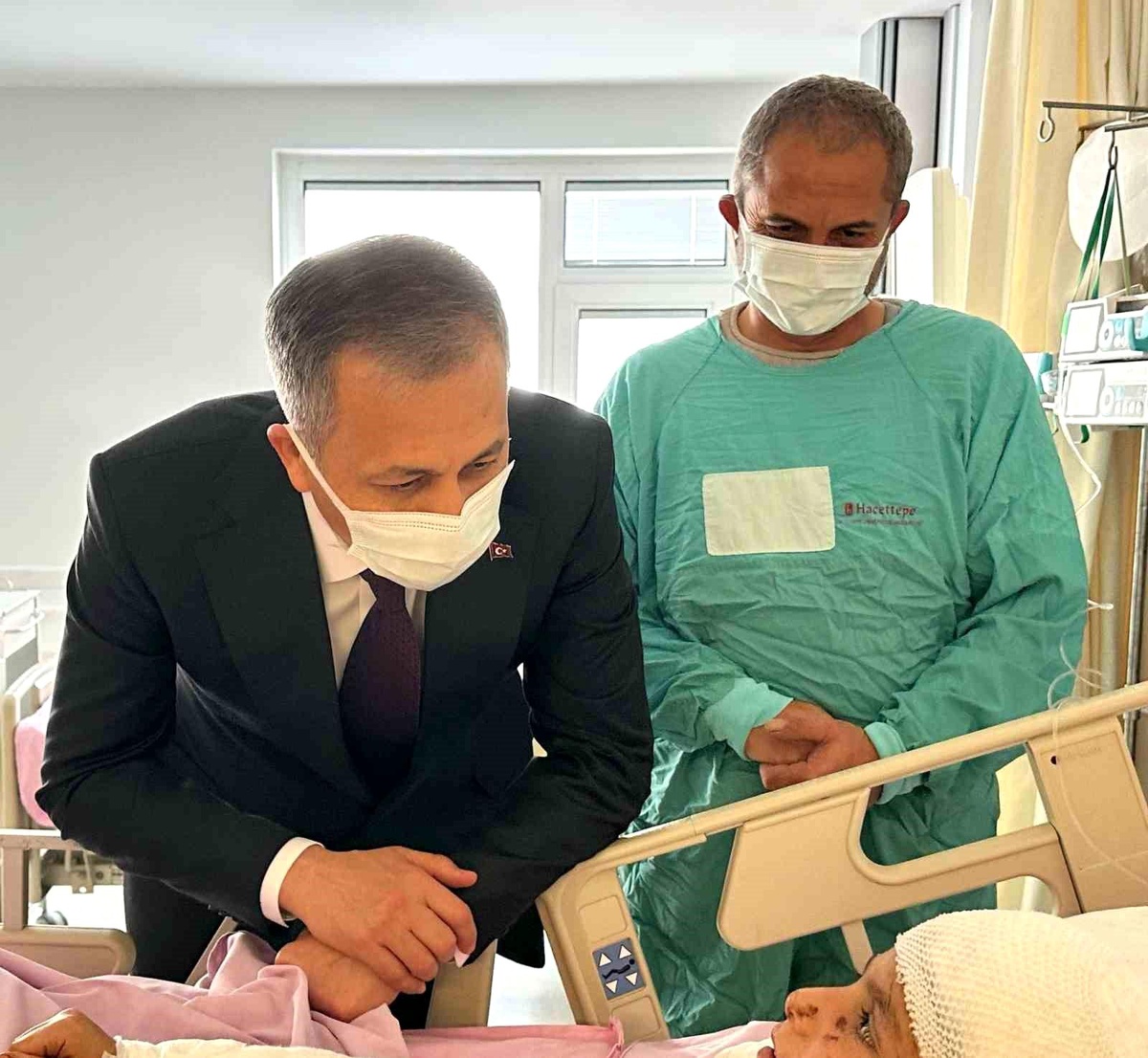 İçişleri Bakanı, sokak köpekleri tarafından saldırıya uğrayan çocuğu ziyaret etti