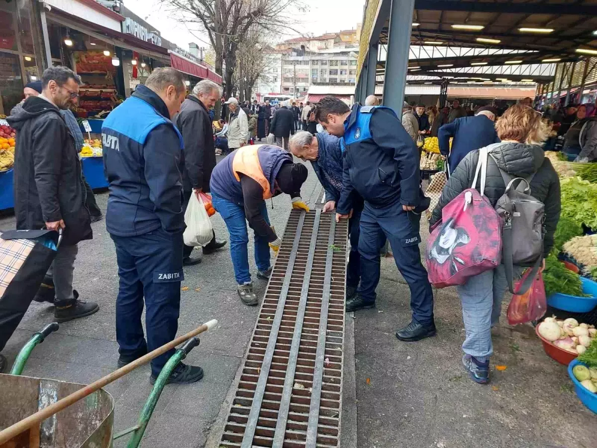 Ereğli Belediyesi, işitme cihazını mazgala düşüren yaşlı adama yardım etti