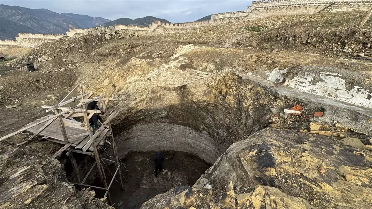 İskilip Kalesi\'nde tarihi su sarnıcı ve dehliz bulundu
