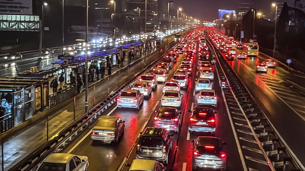 İstanbul\'da akşam trafik yoğunluğu yüzde 80\'e çıktı